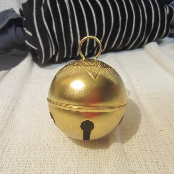 VTG GOLD TONE METAL BELL ORNAMENT W/STAR ENGRAVED ONTOP - Picture 1 of 5